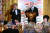 조 바이든(오른쪽) 미국 대통령과 기시다 후미오 일본 총리가 10일(현지시간) 워싱턴 DC 백악관 이스트룸에서 열린 국빈 만찬에서 건배를 하고 있다. AFP=연합뉴스