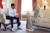 세금 등 사안을 논하는 인터뷰에서 아디다스 삼바 신발을 신은 리시 수낵(왼쪽) 영국 총리. 사진 인스타그램 캡처