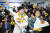 전현희 더불어민주당 서울 중·성동갑 후보가 11일 서울 성동구 왕십리로에 마련된 자신의 선거사무실에서 당선이 확실해지자 꽃다발을 들고 기뻐하고 있다. 뉴스1
