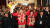 김태호 국민의힘 경남 양산을 후보가 11일 경남 양산시 자신의 선거사무소에서 제22대 국회의원 선거 당선이 확정되자 아내와 함께 꽃목걸이를 목에 걸고 환호하고 있다. 뉴스1