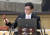 이창용 한국은행 총재가 12일 서울 중구 한국은행에서 열린 금융통화위원회 통화정책방향 결정회의에서 의사봉을 두드리고 있다. 뉴스1