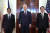 조 바이든(가운데) 미국 대통령과 페르디난드 마르코스(왼쪽) 필리핀 대통령, 기시다 후미오 일본 총리가 11일(현지시간) 워싱턴 DC 백악관 이스트룸에서 3국 정상 회의를 갖기에 앞서 기념사진을 찍고 있다. AP=연합뉴스