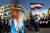 이란인들이 지난 5일 이란 수도 테헤란에서 이스라엘의 시리아 주재 자국 영사관에 대한 공격을 규탄하기 위한 시위에서 이스라엘 국기를 불태우고 있다. 로이터=연합뉴스