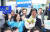 박균택 더불어민주당 광주 광산갑 후보(오른쪽 두 번째)가 10일 오후 방송 3사 출구조사 결과 1위로 예측되자 환하게 웃고 있다. 뉴스1.