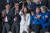 기시다 후미오 일본 총리의 배우자 기시다 유코 여사가 11일(현지시간) 미국 워싱턴 DC 국회의사당 미 하원 의사당에서 열린 미 의회 합동 회의에서 기시다 후미오 총리가 연설하는 것을 경청하고 있다. 연합뉴스