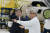 미국을 방문 중인 기시다 후미오(왼쪽) 일본 총리가 12일(현지시간) 노스캐롤라이나주 그린즈버러의 일본 기업인 혼다 항공기 생산 시설을 방문해 공장 관계자와 얘기를 나누고 있다. AP=연합뉴스