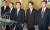 2001년 6월 29일 손영래 당시 서울지방국세청장(가운데)이 6개 신문사에 대한 검찰 고발 사실을 발표하기에 앞서 국세청 국장들과 함께 인사하고 있다. 중앙포토