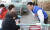 더불어민주당 김영환 후보가 31일 오후 고양시 일산서구 한 대형 마트 앞에서 주민들에게 인사하고 있다. 김성룡 기자