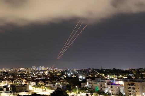 이란, 이스라엘 본토 공습…미국 “반격 반대”
