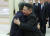 김정은 북한 국무위원장(오른쪽)과 자오러지 중국 전인대 상무위원장. [뉴시스]