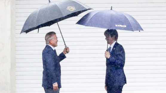 조국혁신당 평산마을 오자…文, 정장 입고 우산 들고 나왔다