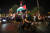 이란이 이스라엘에 드론과 미사일 공격을 가한 14일(현지시간) 테헤란 팔레스타인 광장에 모인 시위자들이 이란 국기와 팔레스타인 국기를 흔들고 있다.AFP=연합뉴스