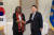 윤석열 대통령이 15일 서울 용산 대통령실 청사에서 린다 토마스-그린필드 유엔 주재 미국 대사를 만나 인사하고 있다. 대통령실