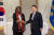 윤석열 대통령이 15일 서울 용산 대통령실 청사에서 린다 토마스-그린필드 유엔 주재 미국 대사를 만나 인사하는 모습. 대통령실.