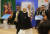 나렌드라 모디 인도 총리가 지난해 9월 10일 인도 뉴델리에서 열린 G20 정상회의 때 국제미디어센터를 방문하면서 손을 흔들고 있다. 로이터=연합뉴스