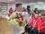 김재섭 당선인이 지난 11일 서울 도봉구 선거사무소에서 꽃다발을 들고 기뻐하는 모습. (김재섭 후보 제공) 뉴스1