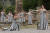 16일(현지시간) 그리스 고대 올림피아 유적에서 열린 2024 파리 올림픽 성화 채화 행사에서 배우 메리 미나(오른쪽)가 성화봉에 불을 붙이고 있다. AP=연합뉴스