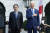 지난 10일 미국 워싱턴DC 백악관에서 열린 환영식에서 조 바이든 미국 대통령과 기시다 후미오 일본 총리가 미국 국가 연주를 듣고 있다. AP=연합뉴스