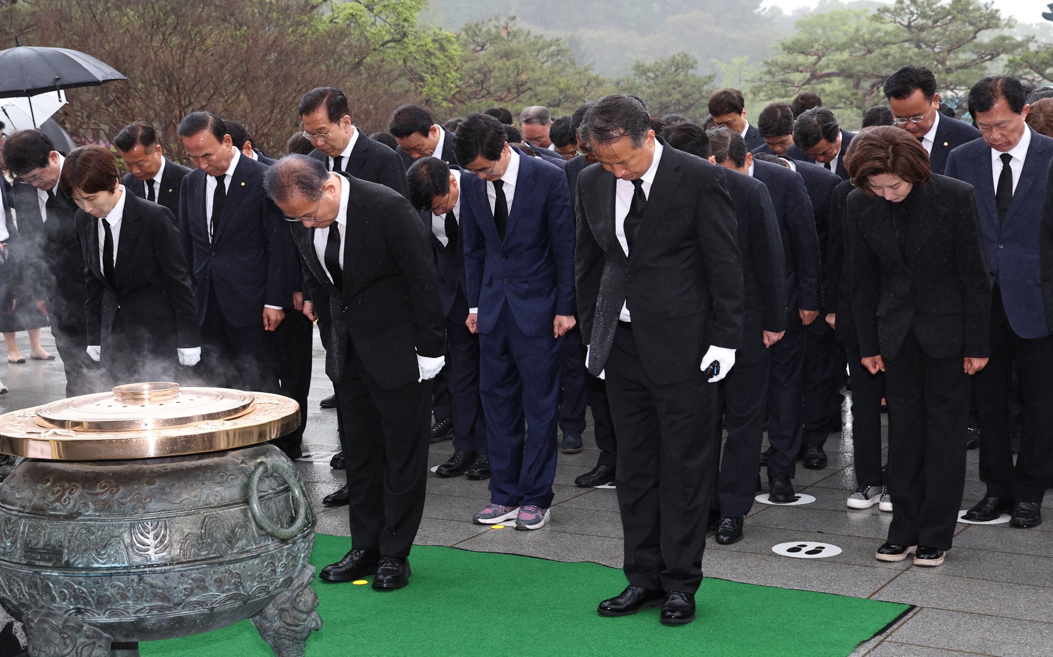 제22대 국민의힘·국민의미래 국회의원 당선인들이 16일 국립서울현충원을 찾아 참배하고 있다. 뉴스1