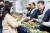 16일 오전 서울 종로구 광화문역 대합실에서 서울교통공사 직원들이 출근하는 시민들에게 꽃 화분을 무료로 나눠주고 있다.사진 서울교통공사