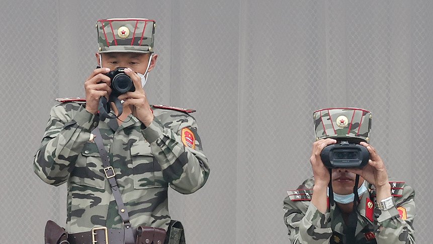 16일 판문각에서 북한군이 카메라와 망원경으로 남측을 관찰하고 있다. 뉴스1