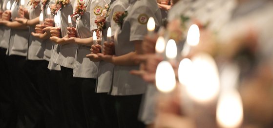 지난해 11월 23일 대구 북구 대구보건대학교에서 열린 제25회 나이팅게일 선서식에서 간호대학 학생들이 촛불 의식을 하고 있다. 연합뉴스