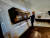 '밀라노 디자인위크 2024'의 주방가전 전시인 '유로쿠치나'에 마련된 밀레 전시관. 손잡이가 없는 오븐은 '똑똑' 두번 두드리면 문이 열렸다. 오븐을 살펴보고 있는 관람객. 최현주 기자