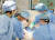 서울아산병원 간이식팀이 지난 17일 말기 간경화를 앓는 환자에게 간이식 수술을 하는 모습. 사진 서울아산병원