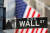 미국 뉴욕의 뉴욕증권거래소(NYSE) 앞에 설치된 월스트리트 표지판. 로이터=연합뉴스
