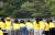 서울 용산구 국립중앙박물관 거울못에서 연못을 보고 있는 어린이들. 뉴스1