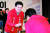 김태호 국민의힘 의원이 22대 총선 선거운동 기간인 3월 18일 경남 양산시 선거사무실에서 열린 부울경 교통망 인프라 확충 공동공약 협약식에서 참석자와 인사하고 있다. 송봉근 기자