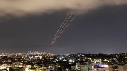 "이스라엘, 이란 본토 미사일 타격…시리아·이라크서도 폭발음"