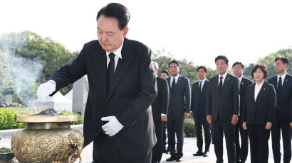 [포토타임] 4.19 민주묘지 찾아 참배하는 尹 대통령
