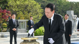 조국당 "尹, 4·19 도둑참배"…대통령실 "자기애 과해, 정쟁 안타깝다"