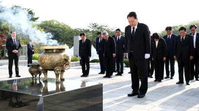 4∙19 묘지 찾은 尹 "자유민주주의 발전"…총선 후 첫 외부일정