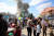 팔레스타인 주민들이 지난 11일 가자지구 북부 가자시티의 한 시장에서 이스라엘군의 폭격으로 피어오르는 연기를 바라보고 있다. AFP=연합뉴스