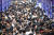 지난해 4월 11일 중국 서부 대도시 충칭에서 열린 잡페어에 몰린 인파. AFP=연합뉴스