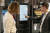 이탈리아의 가전 유통매장인 미디어월드 체르토사점에 조성된 삼성전자 매장에서 방문객이 제품을 살펴보고 있다. 사진 삼성전자