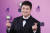 방송인 전현무가 2019 KBS 연예대상 레드카펫 행사에서 포즈를 취하고 있다. 연합뉴스