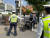 19일 오후 2시 구로역사거리에서 경찰이 헬멧 없이 동승자를 태운 오토바이를 단속하고 있다. 장서윤 기자 