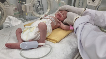 '가자지구 비극과 기적' 공습에 숨진 엄마 배속서 아기 태어나