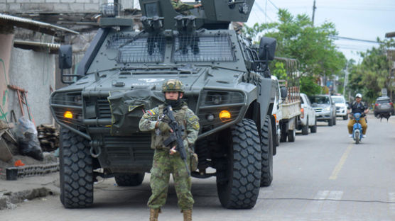 갱단 잡는 MZ대통령 "길거리에 軍 배치"…에콰도르 압도적 찬성