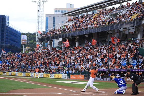 21일 대전에서 벌어진 프로야구 한화 이글스와 삼성 라이온즈의 경기에 1만2000명의 만원 관중이 찾았다. 한화는 지난 시즌 마지막 홈 경기부터 이날까지 12경기 연속 매진을 이어갔다. KBO리그 역대 최다 기록 타이다. [사진 한화 이글스]