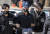 마약 투약 혐의로 체포된 전직 프로야구 선수 오재원 씨가 21일 오후 서울 서초구 서울중앙지방법원에서 열린 구속 전 피의자 심문(영장실질심사)에 출석하고 있다. 뉴스1