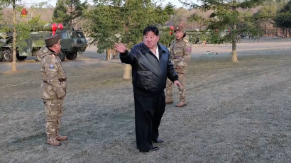 김정은, 핵반격 전술훈련 첫 지도…"전술핵 운용 다중화"