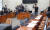백혜련 국회 정무위원장이 23일 서울 여의도 국회에서 열린 정무위원회 전체회의에서 의사봉을 두드리고 있다. 뉴스1