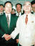 1992년 10월 10일 박태준 민자당 최고위원(오른쪽)이 광양제철소 영빈관을 방문한 김영삼 민자당 대통령 후보(왼쪽)과 어색한 모습으로 악수를 하고 있다. 중앙포토
