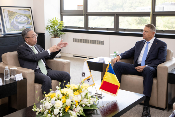 '尹과 원전협력 MOU' 루마니아 대통령, 두산에너빌리티 찾았다