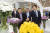 25일 고양국제꽃박회 프레스데이를 맞아 이동환 고양시장(오른쪽)이 꽃전시관을 찾아 전시된 꽃을 소개하고 있다. 사진 고양시