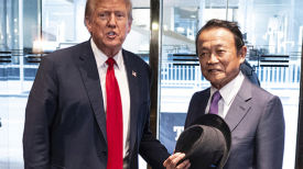 [사진] 트럼프, 아소 전 일본 총리와 뉴욕 회동